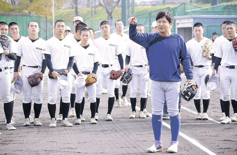 トクサンさん（手前）から野球の技術を学ぶ球児たち