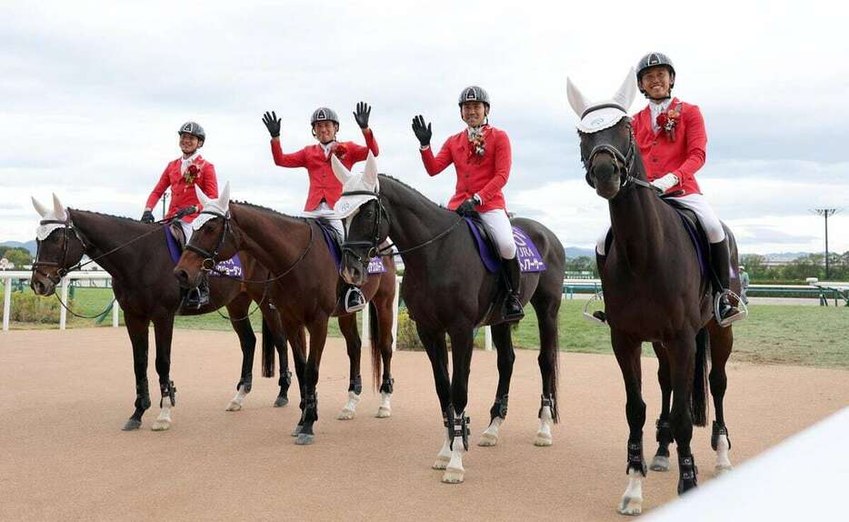 パリオリンピック総合馬術競技に出場した初老ジャパンの（左から）北島隆三選手、田中利幸選手、大岩義明選手、戸本一真選手＝京都競馬場（撮影・安部光翁）