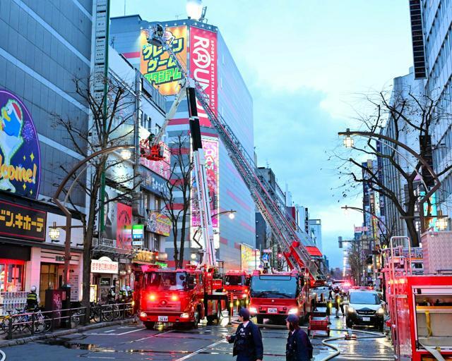 繁華街・すすきのに出動した消防車両=2024年11月26日午後3時51分、札幌市中央区南５条西３丁目、角野貴之撮影