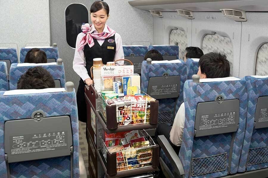 過去の車内販売の様子（画像：サントリー、JR東海）