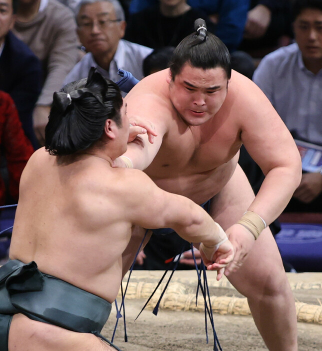 大相撲九州場所８日目。朝紅龍を攻める阿武剋（奥）。この後、寄り切りで下す＝１７日、福岡国際センター