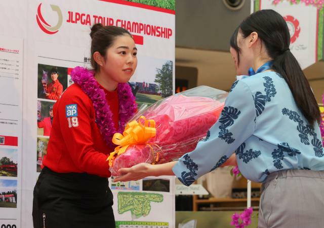 空路で宮崎入りし、歓迎の花束を受け取る山下美夢有選手＝１９日午後、宮崎ブーゲンビリア空港