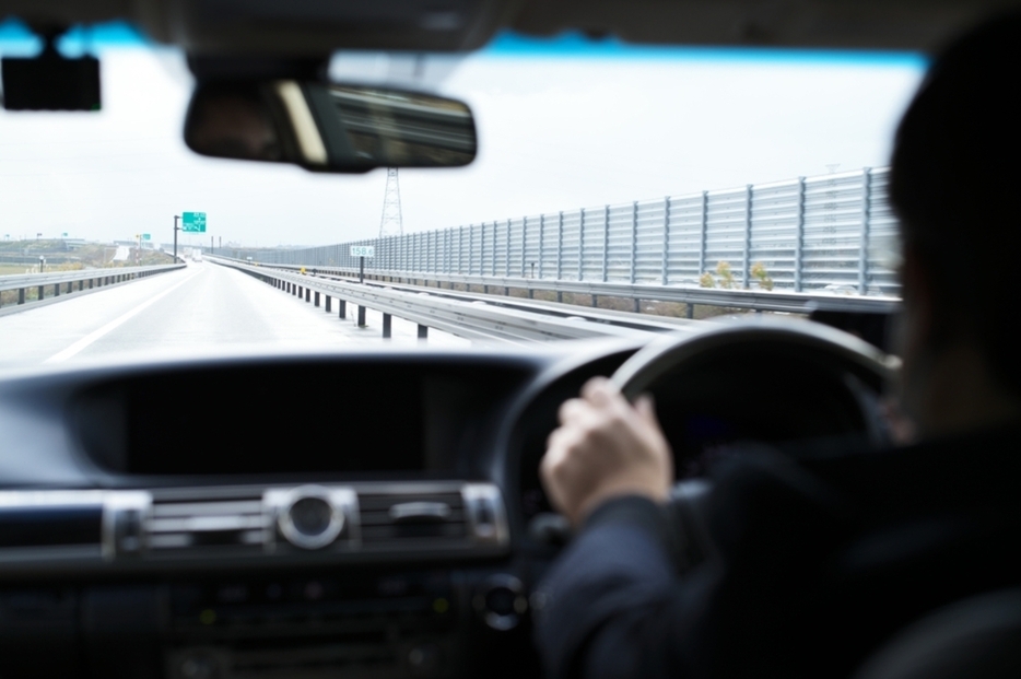 近場よりもお得だからと、片道10キロ離れたスーパーまで車で買い出しに行く母親。「ガソリン代」もかかるし、そこまで節約になっていないのでは？