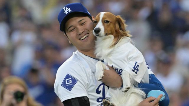 始球式に登場した大谷翔平選手と愛犬・デコピン(写真：USA TODAY Sports/ロイター/アフロ)