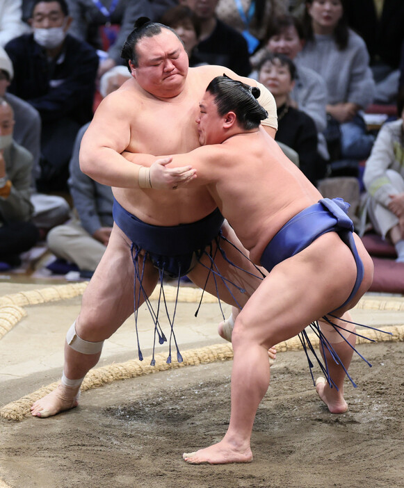 大相撲九州場所１１日目。若隆景（右）は寄り切りで宝富士を下す＝２０日、福岡国際センター