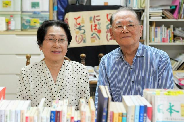 日本語を学ぶ外国人や留学生向けに交流活動を続ける大森和夫さん（右）と妻の弘子さん=2024年8月、東京都立川市、藤原伸雄撮影