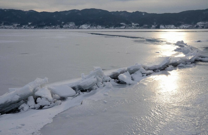 湖面に現れた「御神渡り」の氷の亀裂＝長野県の諏訪湖で2013年1月21日、武田博仁撮影