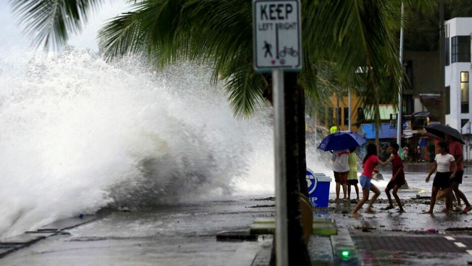 フィリピンを直撃した台風２４号は首都マニラのあるルソン島を襲った。気象当局は１７日、命を脅かす危険な状況が予想されるとして警戒を呼びかけた