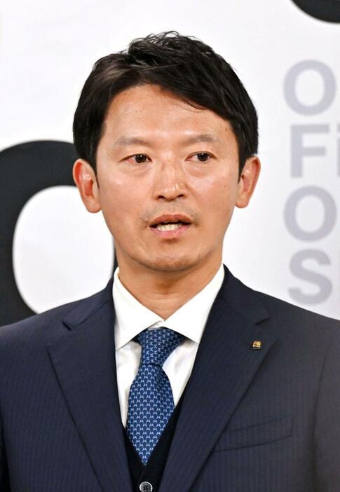 就任会見で質問に答える斎藤元彦知事＝１９日午後、県庁（撮影・風斗雅博）