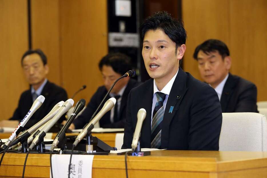 兵庫県議会の百条委員会終了後、会見する奥谷謙一委員長＝25日午後、神戸市中央区（川村寧撮影）