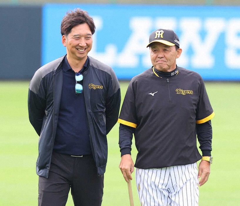 今年2月、宜野座キャンプで話し込む岡田監督と藤川SA（肩書は当時）