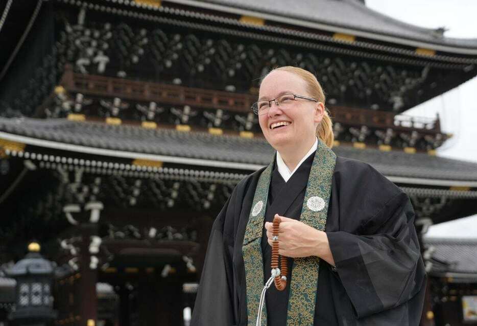 真宗大谷派で初の外国籍を持つ住職となったジェシー釈萌海さん。母の安楽死がその道を歩むきっかけとなった＝京都市下京区の東本願寺（川村寧撮影）