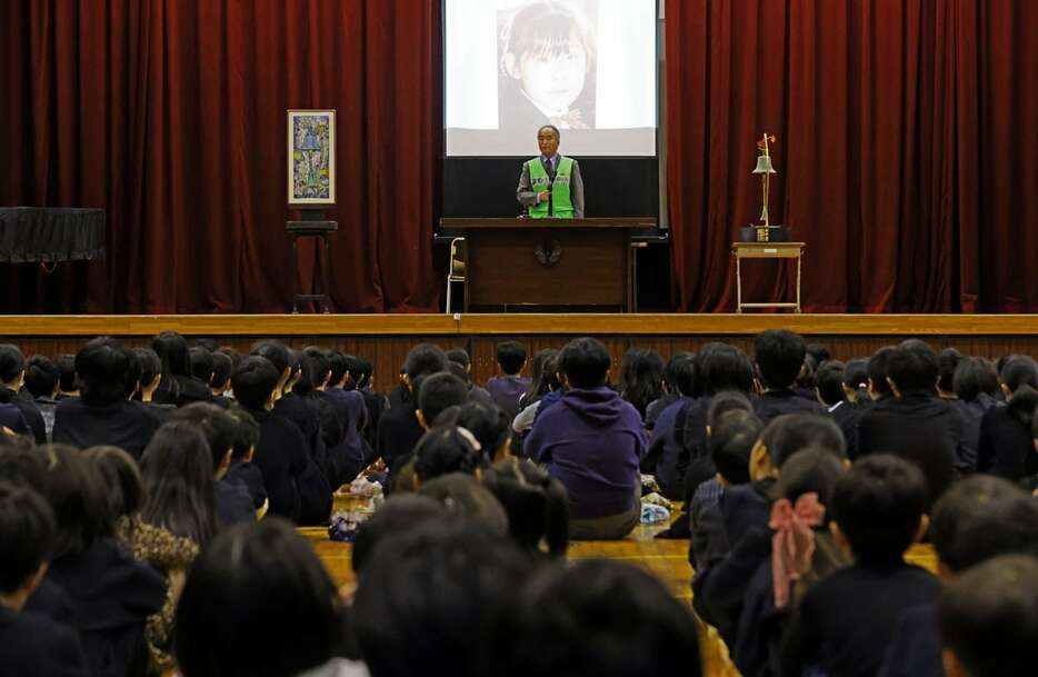 「いのちの集会」に参加した児童たち＝15日午前、奈良市の市立富雄北小学校（代表撮影）