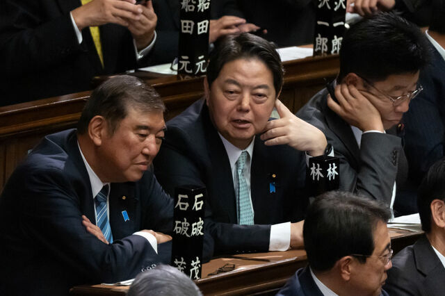 石破茂首相(左)と林芳正官房長官。本当に手取りは上がるのだろうか…Photo/gettyimages