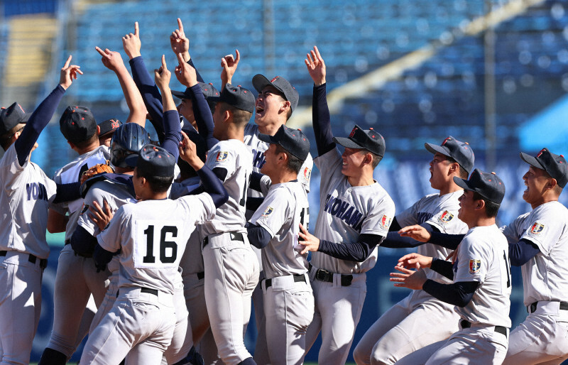 【広島商－横浜】優勝して喜ぶ横浜の選手たち＝神宮球場で2024年11月25日、玉城達郎撮影