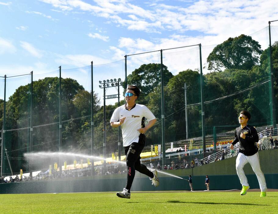 　青空の下、ダッシュをする村上。右は松原（撮影・中田匡峻）