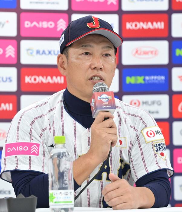 　前日会見で報道陣の質問に答える井端監督（撮影・立川洋一郎）