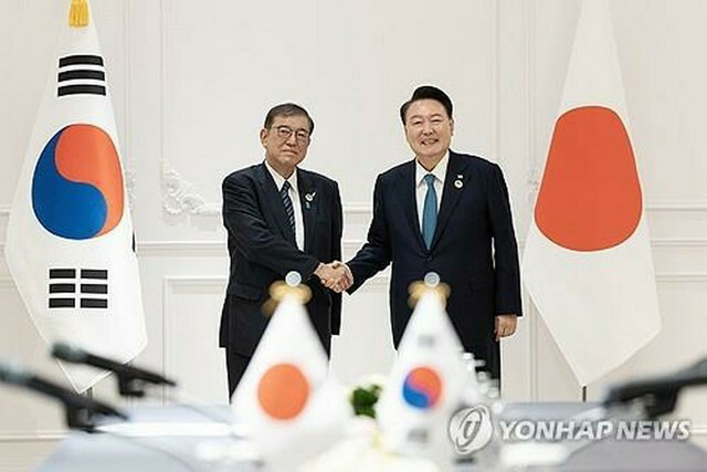 10月10日にラオスで会談した韓国の尹錫悦大統領（右）と日本の石破茂首相＝（聯合ニュース）