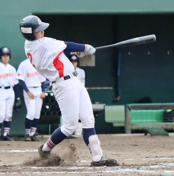 初回１死一、二塁で先制の二塁打を放った相模原・深瀬