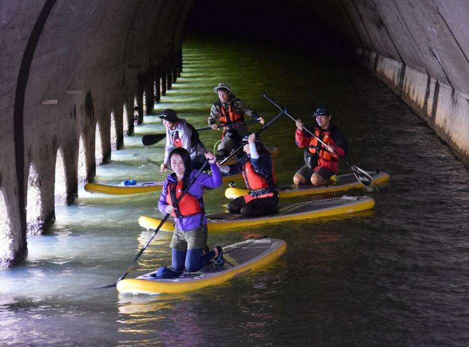 錦秋湖に水没した旧国鉄横黒線のトンネル跡。水位が下がる夏はSUPで巡るツアーが人気だった＝岩手県西和賀町