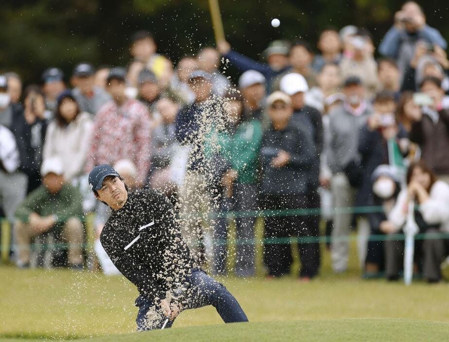 最終日、6番でバンカーショットを放つ石川遼。通算11アンダーで優勝＝太平洋クラブ御殿場