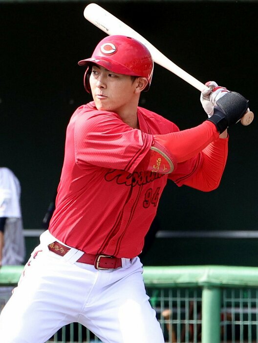 秋季キャンプで練習に励む佐藤内野手