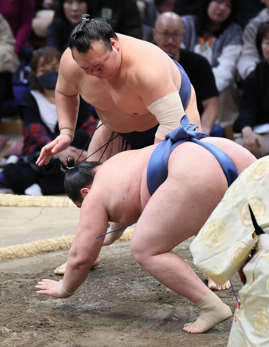 大相撲九州場所９日目。宝富士（奥）は阿武剋をはたき込みで下す＝１８日、福岡国際センター