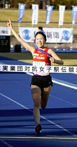 優勝のゴールテープを切る日本郵政グループの太田琴菜