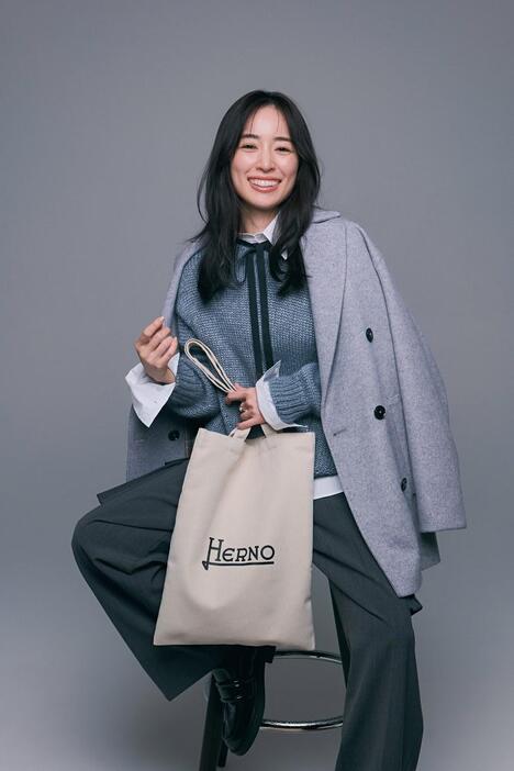 女性ファッション誌「Oggi」2025年1月号の付録「働く私のサブトートBAG」を手にした泉里香さん