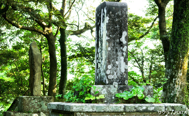 伊作城本丸（亀丸城）跡碑。島津義久・義弘もこの地で生まれたという。