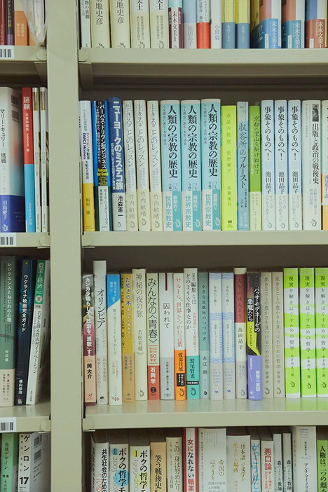 最近では、企画・編集・営業など全て一人の経営者で行う「一人出版社」などもじわじわと増え始めており、そういった他社の出版物の流通を引き受ける業務をはじめたとか。扱う会社は200余ほど、本のタイトルでは4000を超える。