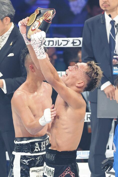 WBAバンタム級世界戦で井上拓真（左）を破り、高々とベルトを掲げる堤聖也＝10月13日、有明アリーナで