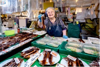 イカ専門の富田鮮魚店、鮭・鱒専門の中村鮮魚店、鮭の加藤商店、新巻のたかはしなど鮮魚・青果・塩乾物の専門店が30店ほど集まる