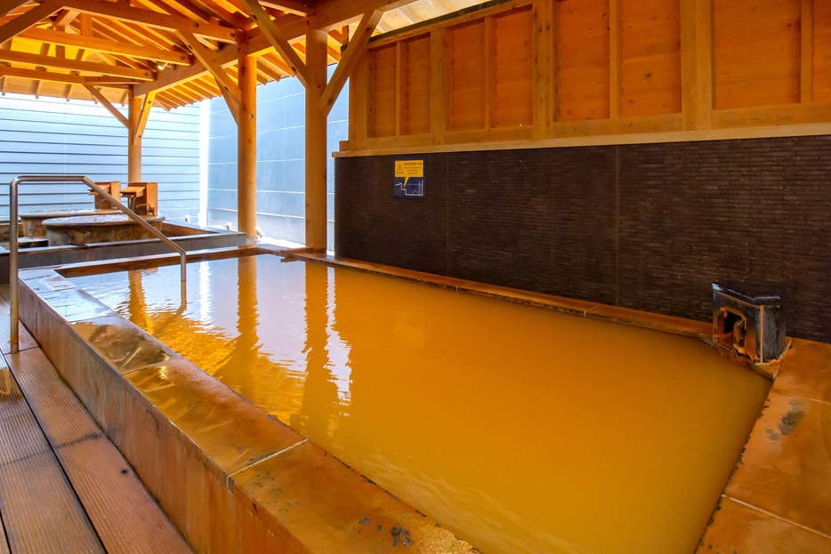 温泉大浴場「琥珀色の湯」。ナトリウム－塩化物強塩泉で体の芯まで温まる