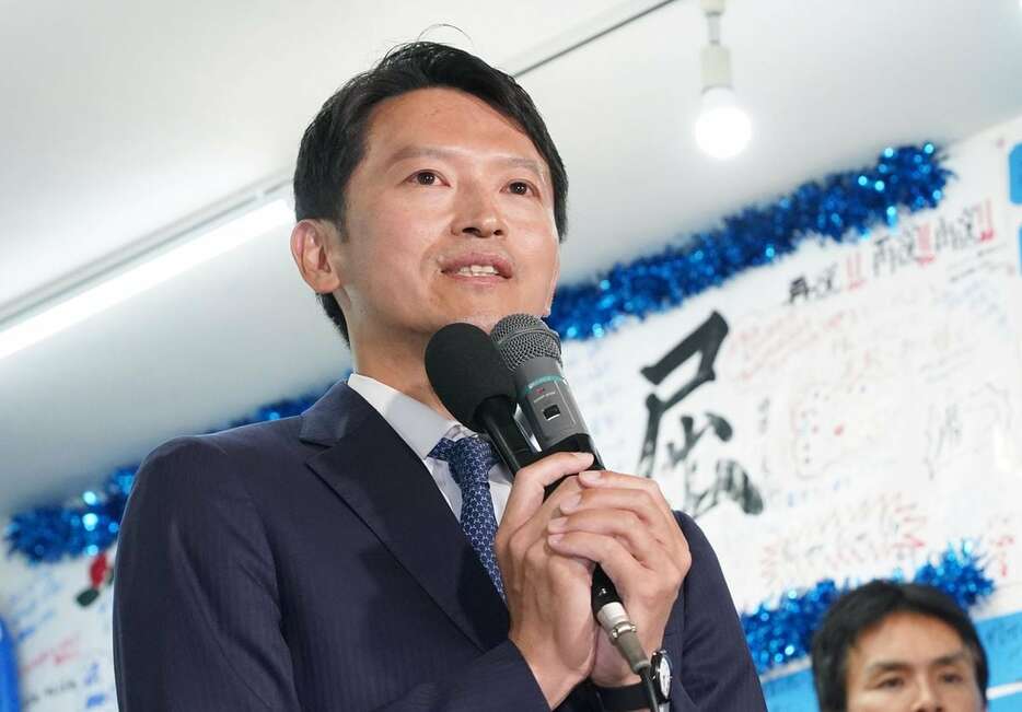 再選確実の報を受け、支援者らに感謝を伝える斎藤元彦氏＝17日午後9時53分、神戸市中央区（南雲都撮影）