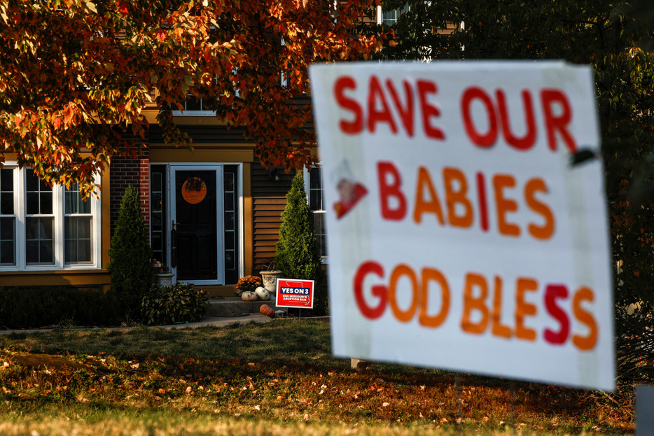 　１１月５日、米南部フロリダ州で、人工妊娠中絶の権利を州憲法で保障する案の是非を問う住民投票が実施され、エジソン・リサーチによると、可決に必要な賛成６０％に届かず否決される見通しとなった。写真は１０月、ミズーリ州カンザスシティで撮影（２０２４年　ロイター/Evelyn Hockstein）