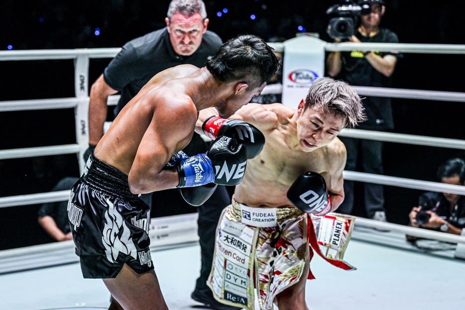 タン・ジンに強烈なパンチを打ち込む（©ONE Championship）