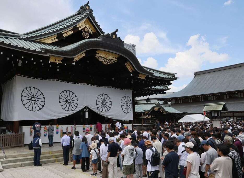 終戦の日を迎え、靖国神社で黙とうする人たち＝8月15日正午、東京都千代田区（斉藤佳憲撮影）