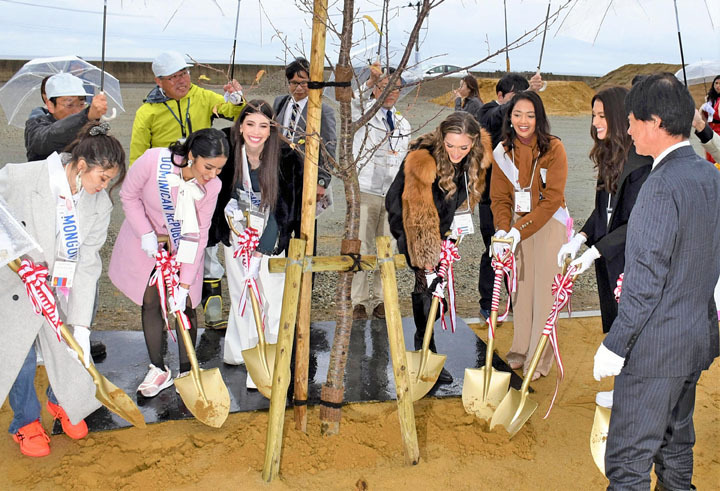 桜を植樹するミス・インターナショナル出場者ら＝富岡町