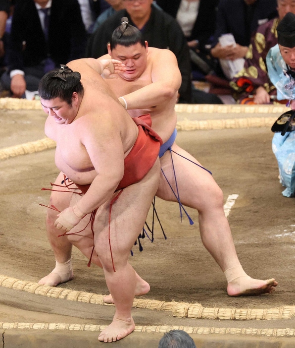 ＜九州場所5日目＞　　押し出しで熱海富士（左）を破る大の里　　（撮影・成瀬　徹）　　