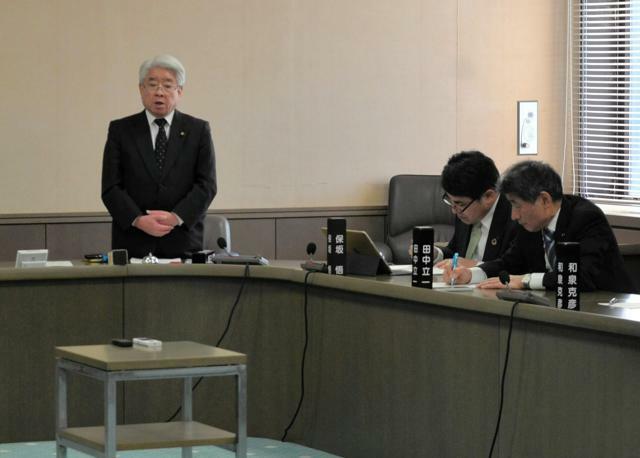 市議会全員協議会で辞意を表明する松尾徹郎議長（左）=2024年11月8日午前10時3分、新潟県糸魚川市一の宮1丁目の糸魚川市役所、戸松康雄撮影