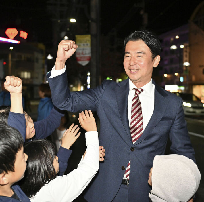 無投票で当選を決め、支援者らと喜ぶ田内浩之氏＝10日午後5時40分ごろ、湖西市鷲津