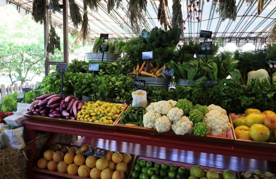 レストラン隣の農園で収穫されたばかりの野菜も購入できる