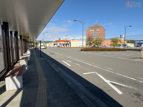 下北駅のバスロータリー。乗り場は広く、ベンチや屋根も整備されていた（布留川 司撮影）。