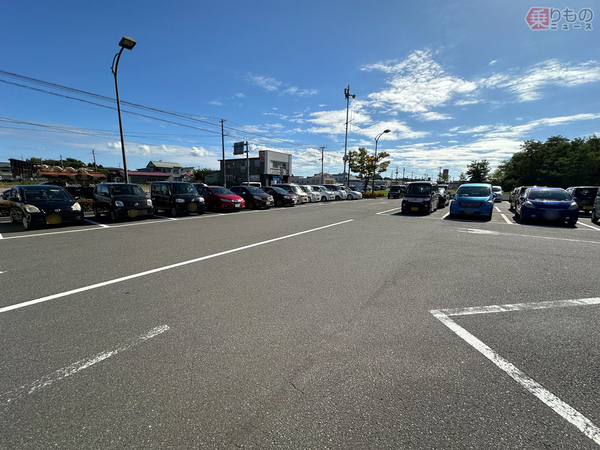 下北駅内の駐車場。地元民の利用者が多いのか、早朝にもかかわらず満車に近い状態であった（布留川 司撮影）。