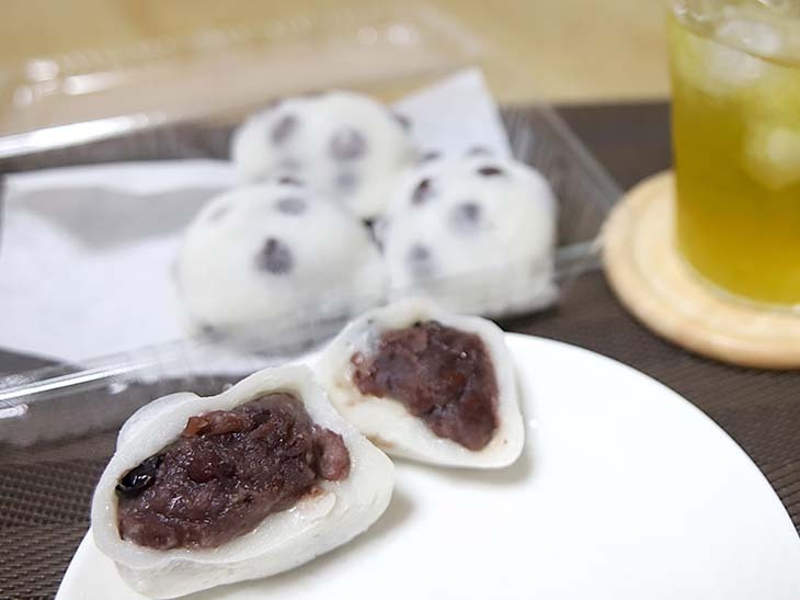 外見は豆餅とそっくりだけど印象のかなり異なる黒豆大福