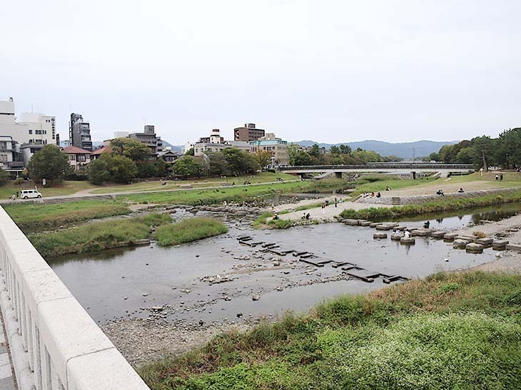 解放感たっぷりの鴨川デルタで食べる豆餅も風情たっぷり