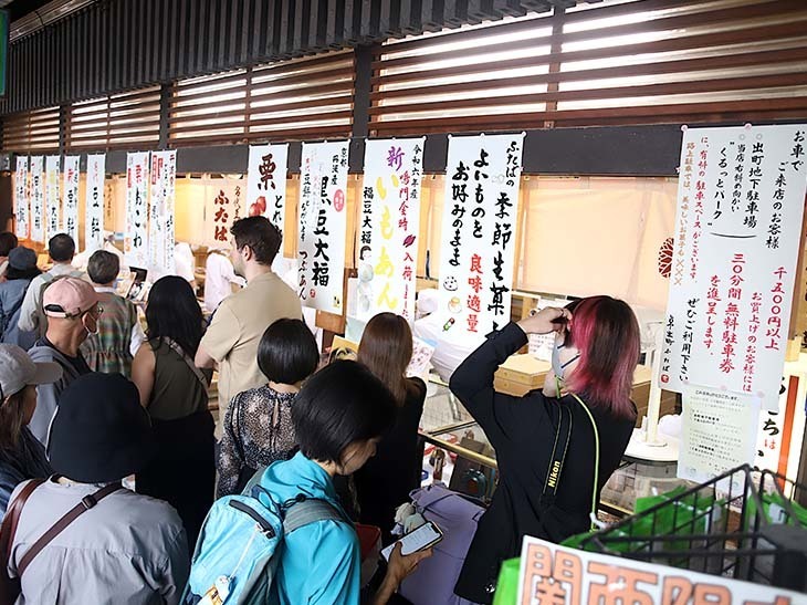 開店から行列が途切れない店内の日常風景