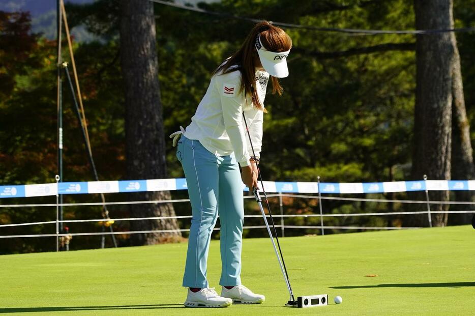 アライメントスティックを使ってストロークを整える藤田かれん（写真/中村修）