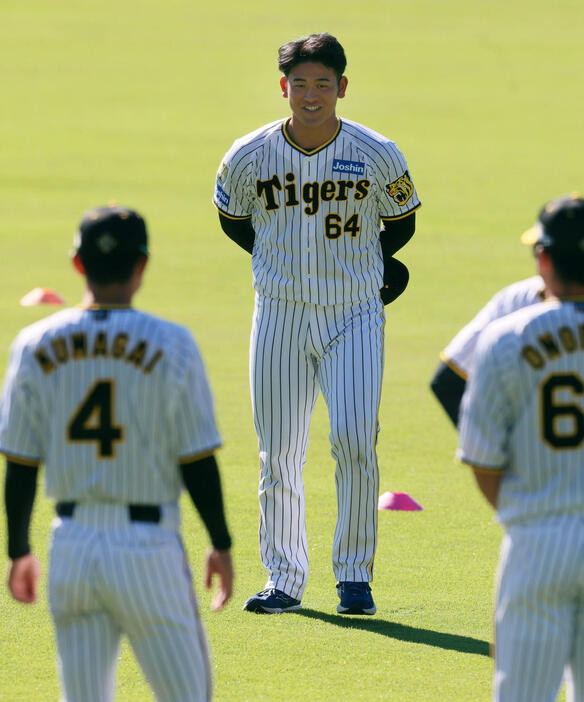 誕生日のあいさつをする阪神岡留英貴（撮影・加藤哉）